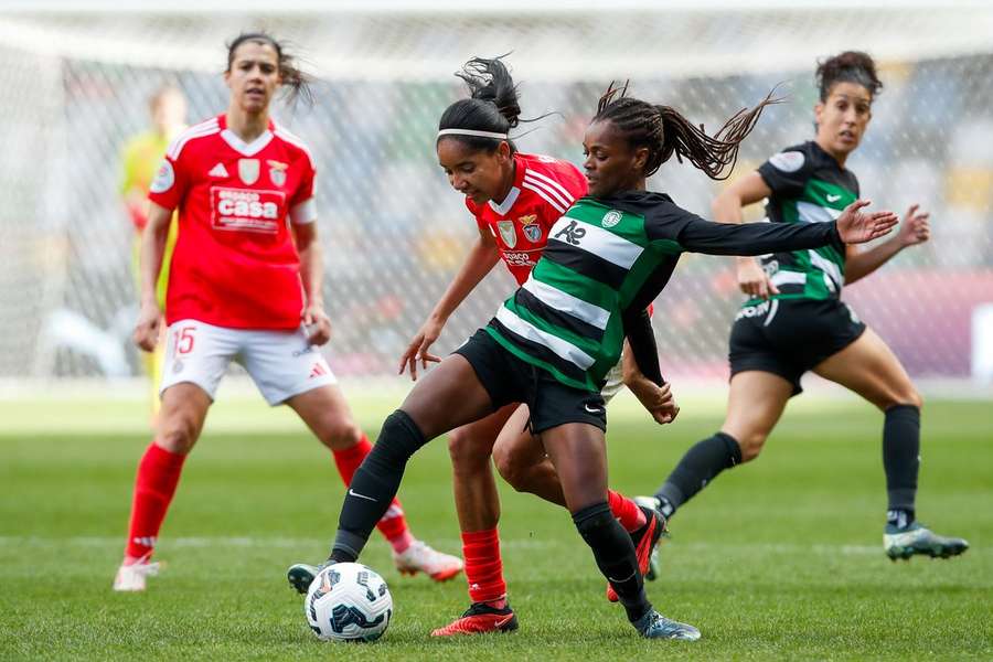 Diana Silva disputa a bola com Laís Araújo