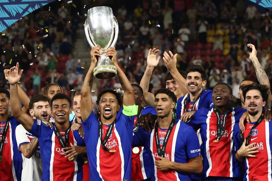 Marquinhos levantou mais uma taça com o PSG Marquinhos levantou mais uma taça com o PSG