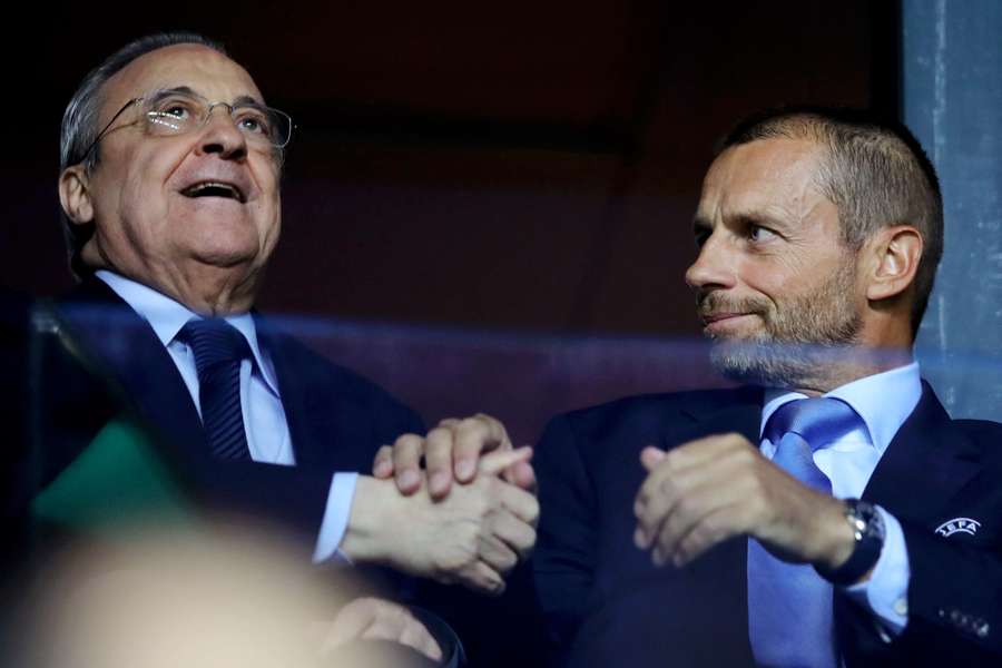 Florentino Pérez e Ceferin apertam as mãos em 2018, na Supertaça Europeia
