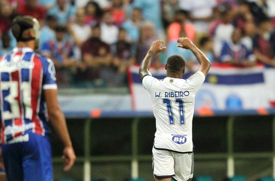 Wesley celebra segundo gol do Cruzeiro