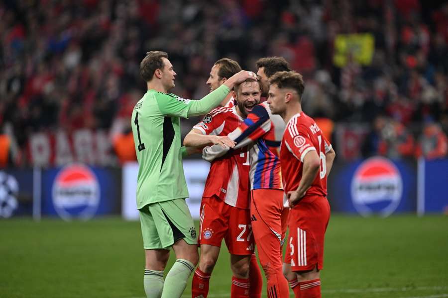Piłkarze Bayernu Monachium świętują zwycięstwo po zakończeniu ćwierćfinału Ligi Mistrzów UEFA 2025/26