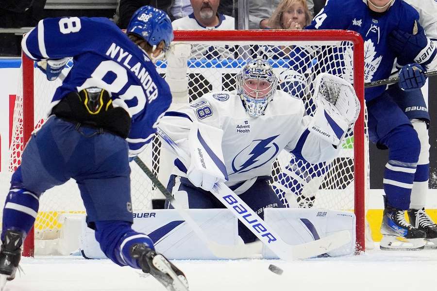 Nylander střílí první gól zápasu.