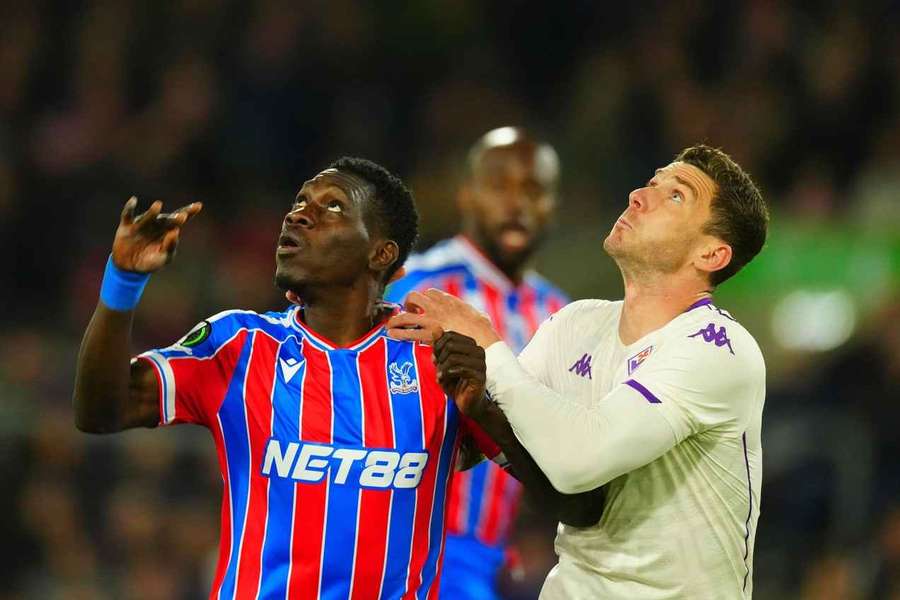 Gosens (r.) und Sarr im Kopfballduell. Gosens (r.) und Sarr im Kopfballduell.