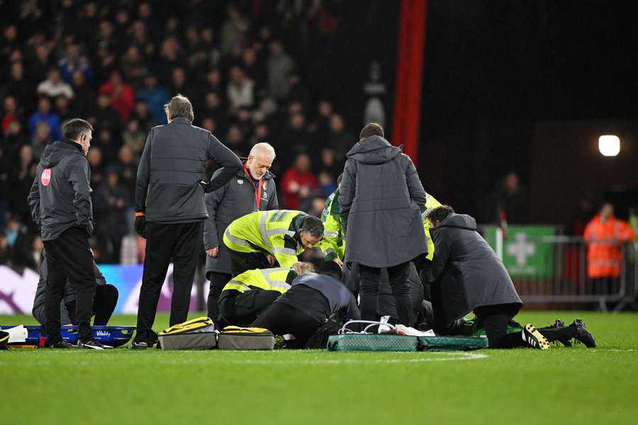 Tom Lockyer van Luton Town wordt op het veld behandeld