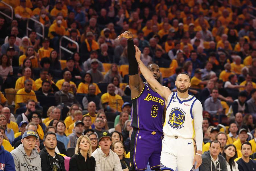 LeBron James i Stephen Curry podczas spotkania Golden State Warriors z Los Angeles Lakers