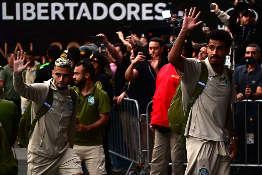 Andreas Pereira e Lucas Evangelista na chegada do Palmeiras a Lima Andreas Pereira e Lucas Evangelista na chegada do Palmeiras a Lima