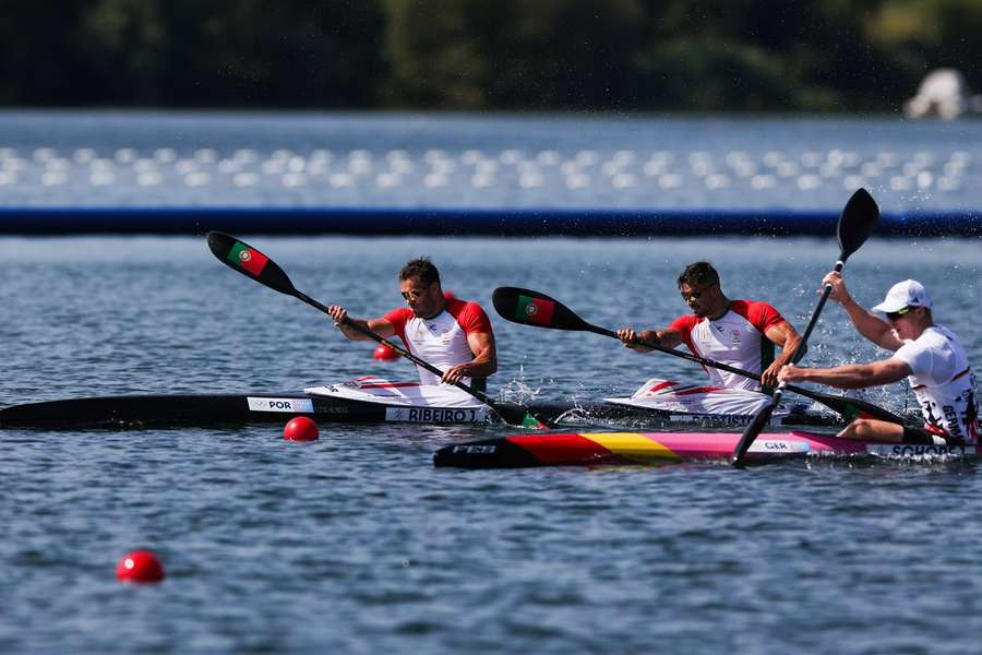 Os canoístas João Ribeiro e Messias Baptista, durante a eliminatória de K2 500 metros