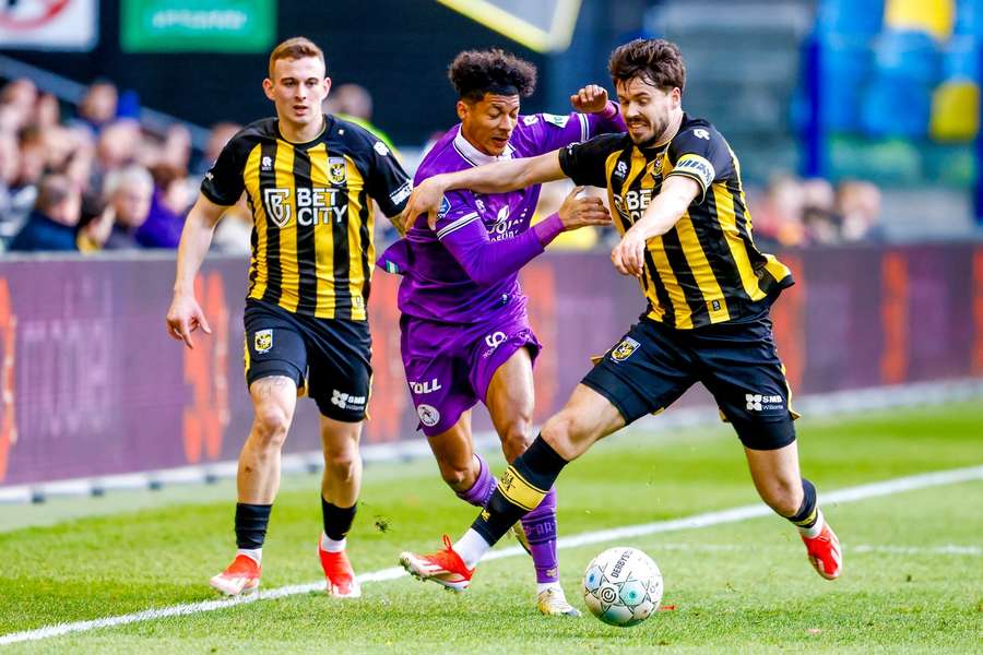 Van Ginkel in duel met Charles Andreas Brym van Sparta Van Ginkel in duel met Charles Andreas Brym van Sparta