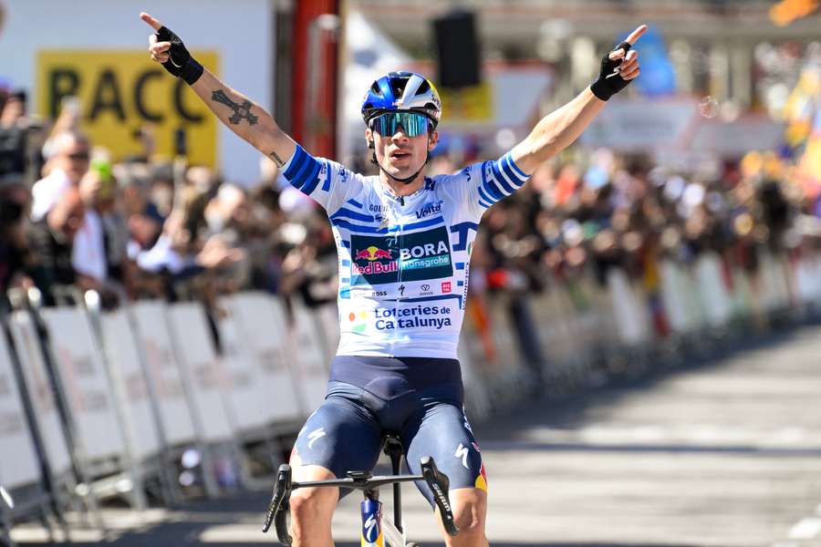 Roglič slaví celkový triumf.