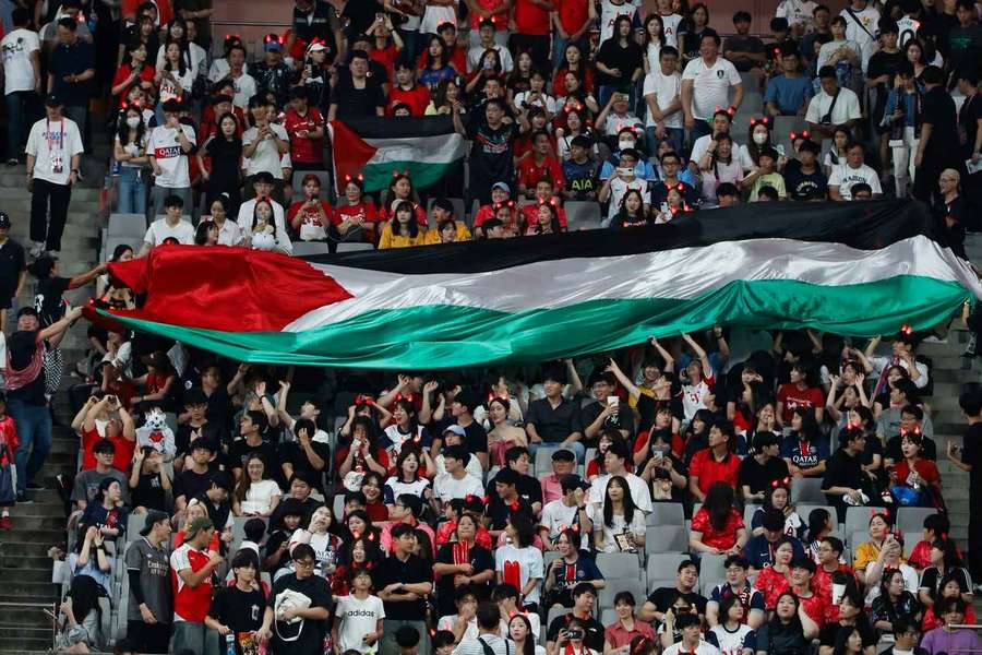 Steun voor Palestina op de tribunes in Seoul