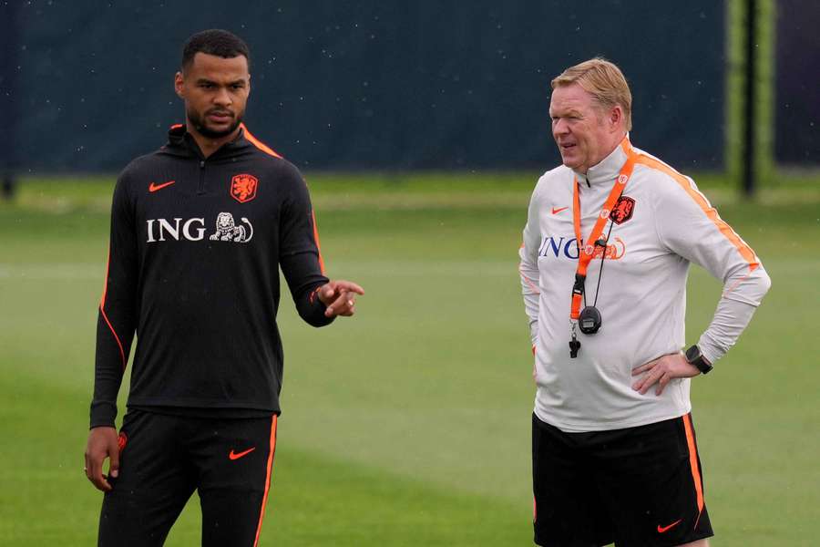 Cody Gakpo (à gauche), en discussion avec Ronald Koeman lors de l'entraînement des Oranje. Cody Gakpo (à gauche), en discussion avec Ronald Koeman lors de l'entraînement des Oranje.
