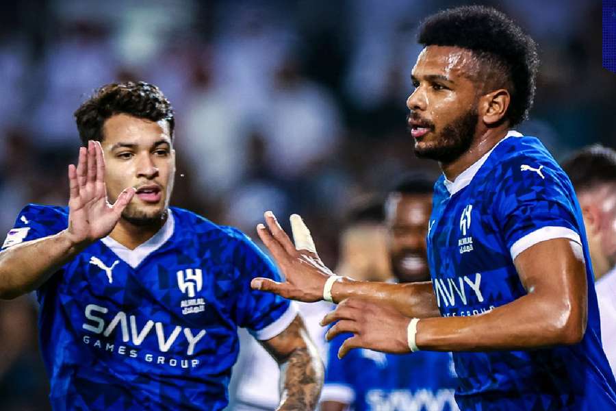 Marcos Leonardo cumprimenta Al-Bulayhi após gol no primeiro tempo contra o Al-Sadd