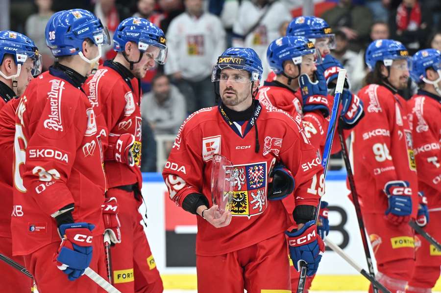 Jakub Flek s trofejí pro vítěze turnaje Euro Hockey Tour. Jakub Flek s trofejí pro vítěze turnaje Euro Hockey Tour.