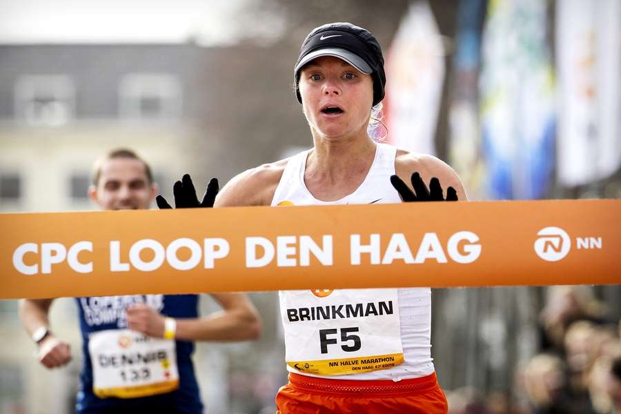 Nienke Brinkman komt als eerste over de meet in de CPC Loop