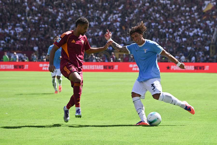 Devyne Rensch et Luca Pellegrini au duel lors du dernier derby en septrembre 2025.