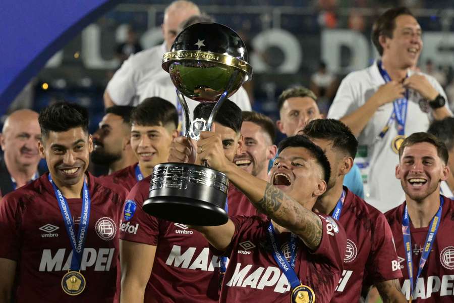 Lanús com a taça da Sul-Americana 2025