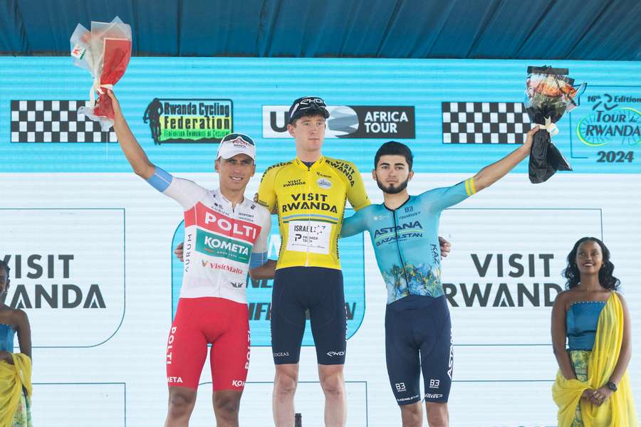 Ilkhan Dostiyev à droite sur le podium du Tour du Rwanda 2024.