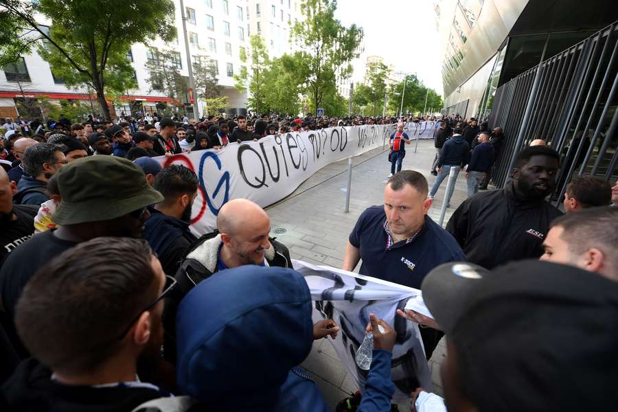 Ultras del PSG se reunieron frente a las oficinas del club