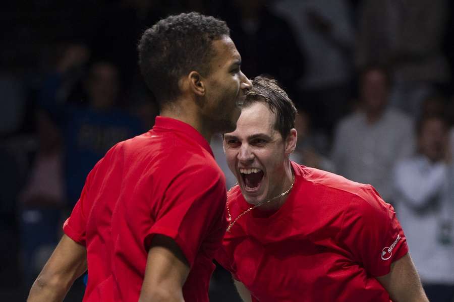 Canada’s Felix Auger-Aliassime (L) en Vasek Pospisil vieren hun overwinning in het dubbelspel