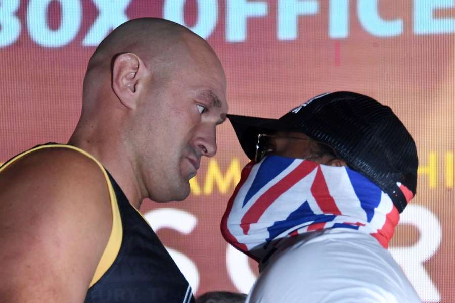 Tyson Fury og Derek Chisora ved indvejningen fredag.