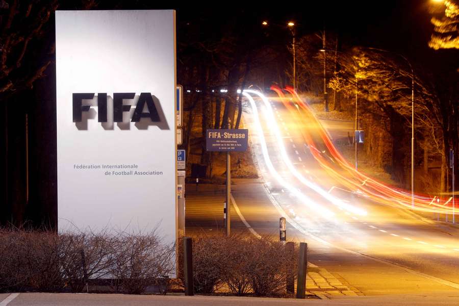 Logo-ul FIFA lângă sediul său din Zurich, Elveția