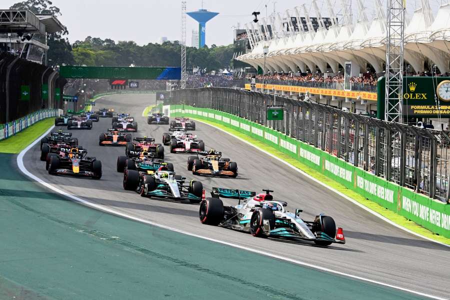 Carros em ação no autódromo Jose Carlos Pace