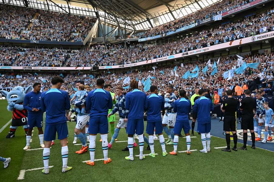 Chelsea players form a Guard of Honour for the Manchester City players as they arrive on the pitch