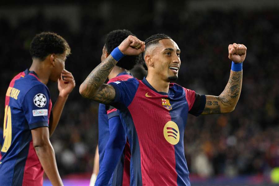 Raphinha celebra uno de sus goles ante el Benfica