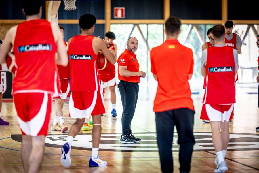 Chus Mateo con los jugadores de España en el Trainning Camp