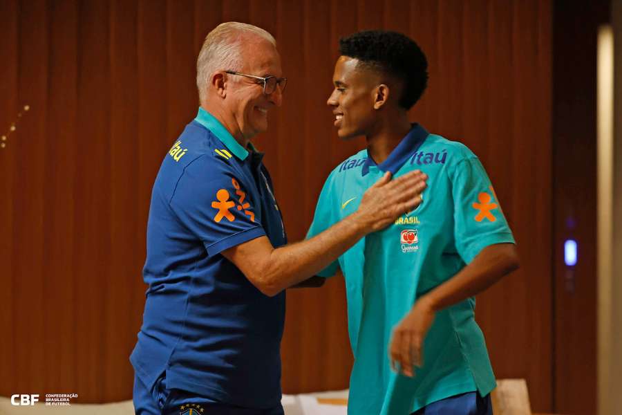 Dorival cumprimenta Estêvão, representante da nova geração brasileira
