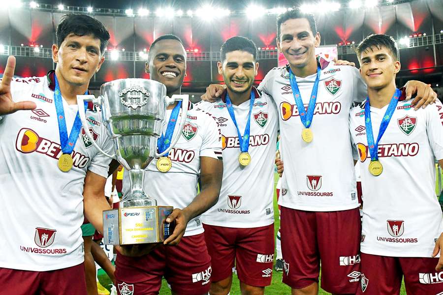 Jogadores do Flu exibem a Taça Guanabara após vitória no Fla-Flu