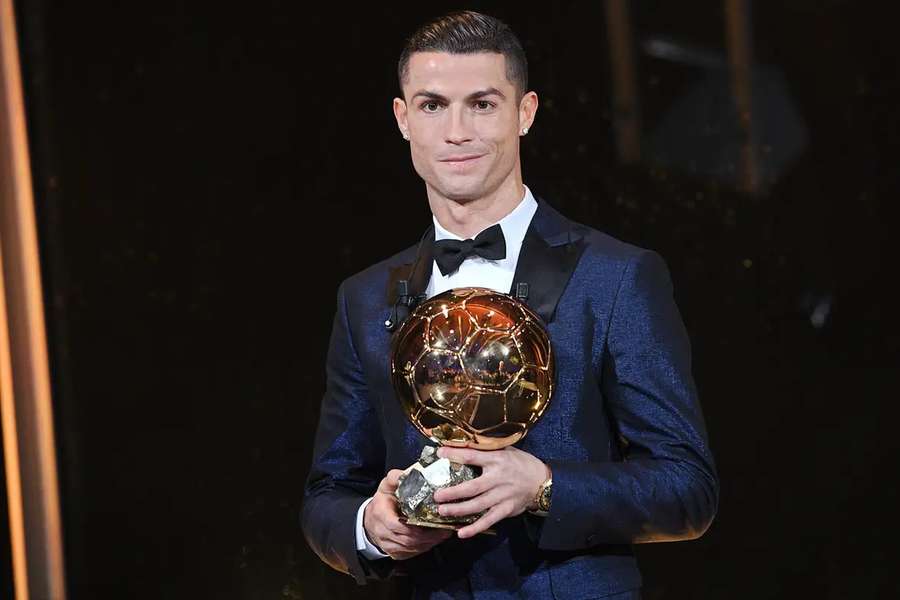 Cristiano Ronaldo com a sua quinta Bola de Ouro