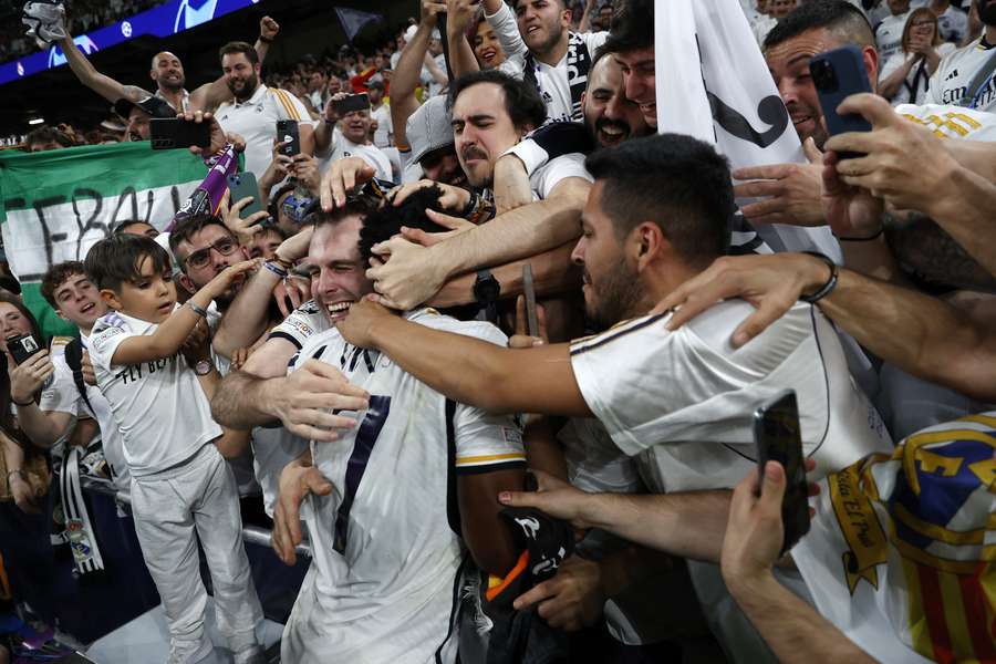 Vinicius celebra con la afición.