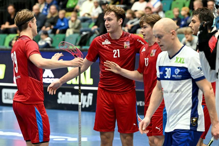 Tomáš Hanák (uprostřed) si připsal první reprezentační hattrick.