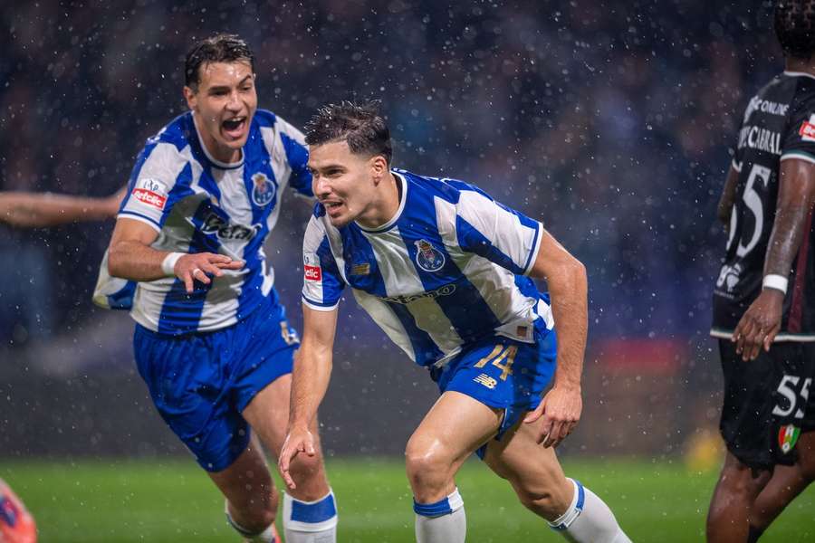 Francisco Moura apontou o segundo golo do FC Porto diante do Estrela da Amadora Francisco Moura apontou o segundo golo do FC Porto diante do Estrela da Amadora