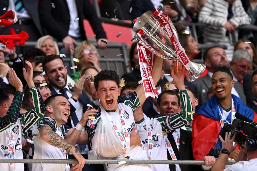 Luke O'Nien del Sunderland levanta el trofeo del Sky Bet Championship Play-Off