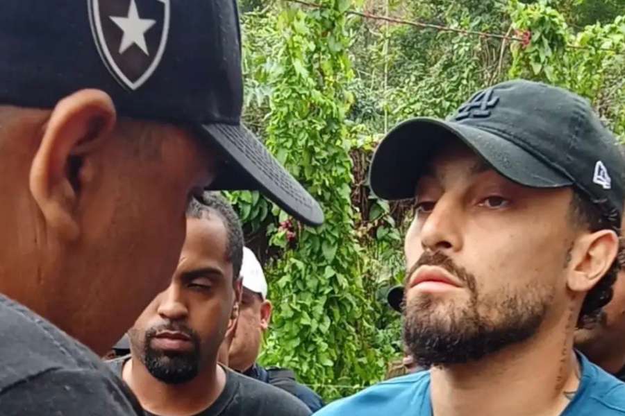 Alex Telles foi confrontado por torcedores no Espaço Lonier