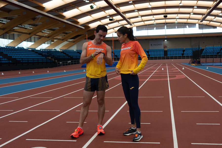 Diego García y Aldara Meilán, mirando los datos generados en su entrenamiento
