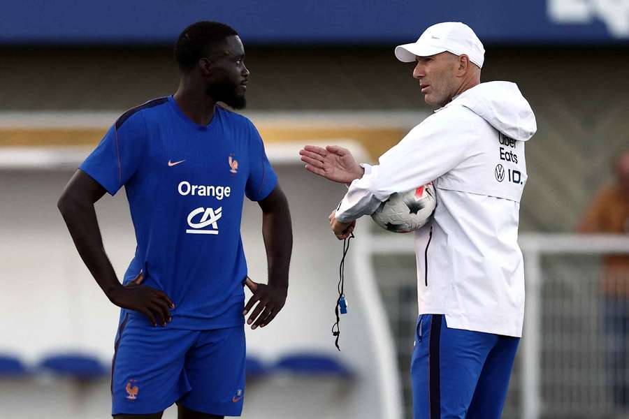 Ibrahima Konaté a colloquio da Zinedine Zidane Ibrahima Konaté a colloquio da Zinedine Zidane