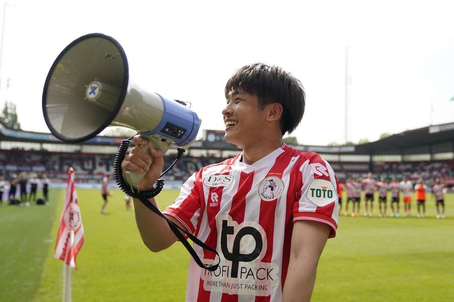 Koki Saito viert een feestje met de Sparta-fans