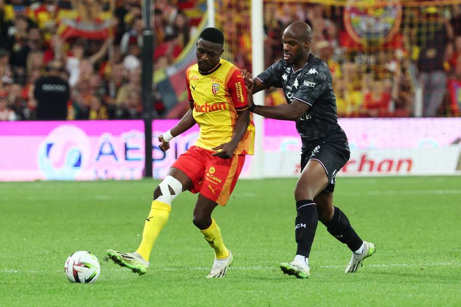 Salis Abdul Samed face à Óscar Estupiñán contre Metz Salis Abdul Samed face à Óscar Estupiñán contre Metz