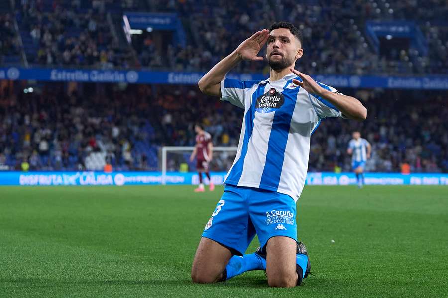 Zakaria Eddahchouri celebra un gol.