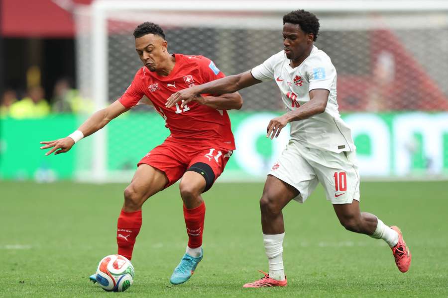 Jonathan David del Canada in azione durante il match contro la Svizzera