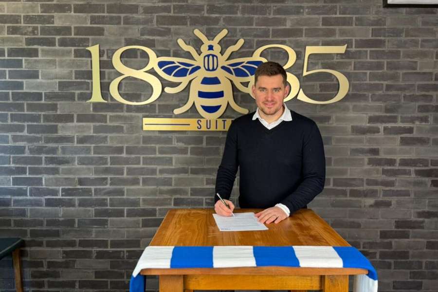 Michael Jolley assinou pelo Bury na sexta-feira Michael Jolley assinou pelo Bury na sexta-feira