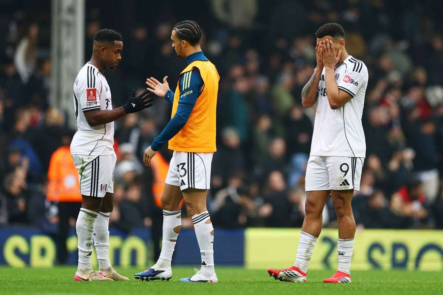La delusione dei giocatori del Fulham La delusione dei giocatori del Fulham