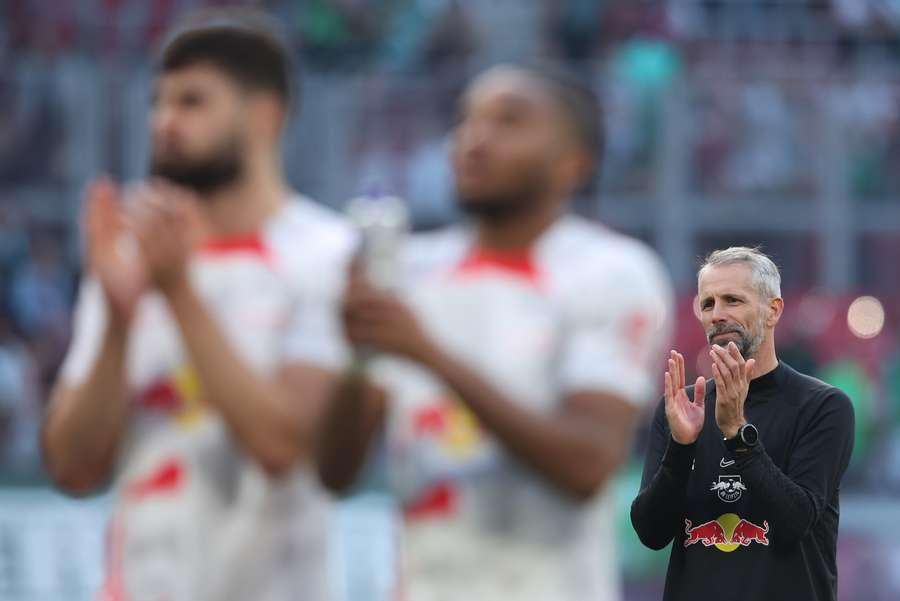 Antrenorul principal al lui Leipzig, Marco Rose (R) și jucătorii săi își aplaudă fanii