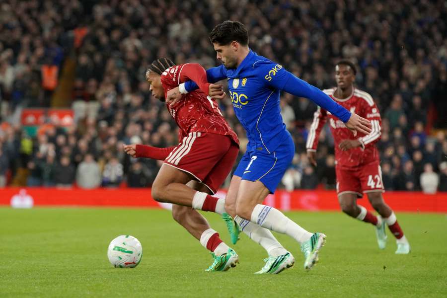 Pedro Neto diante do Liverpool Pedro Neto diante do Liverpool