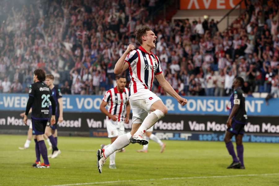 Thijs Oosting viert een treffer voor Willem II