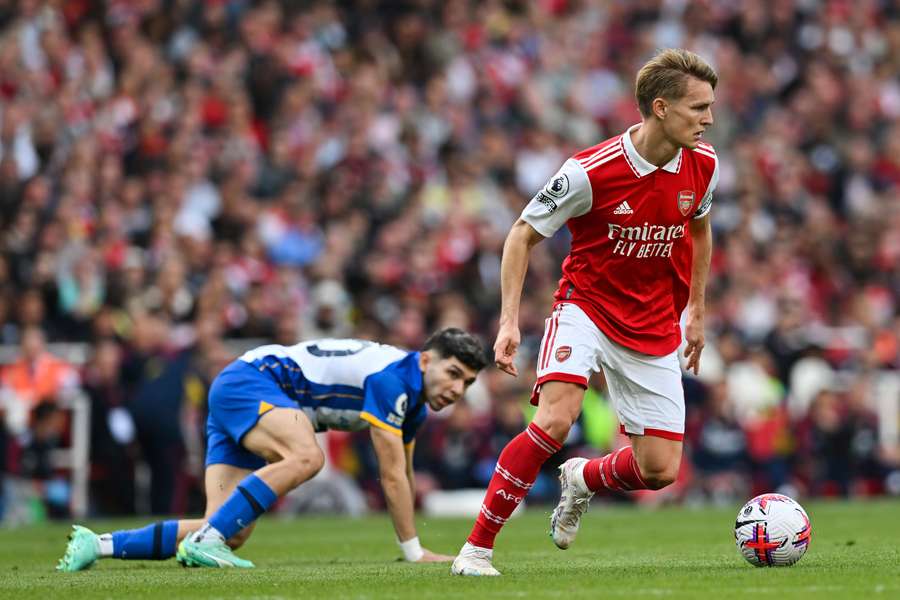 Martin Odegaard z Arsenalu (R) w akcji przeciwko Brighton