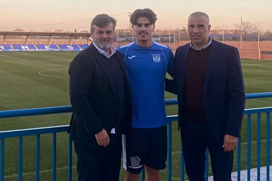 Washington Tais, a la derecha de la imagen junto a Juan Cruz, del Leganés